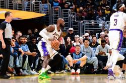 开云APP-湖人磕磕绊绊，如何稳住阵脚迎接未来挑战？