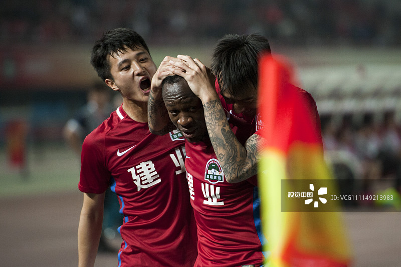 包含河南建业主场不敌大连一方，降级压力增大的词条