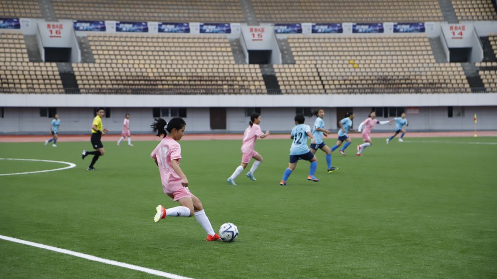 足球比赛中女性选手技艺精湛