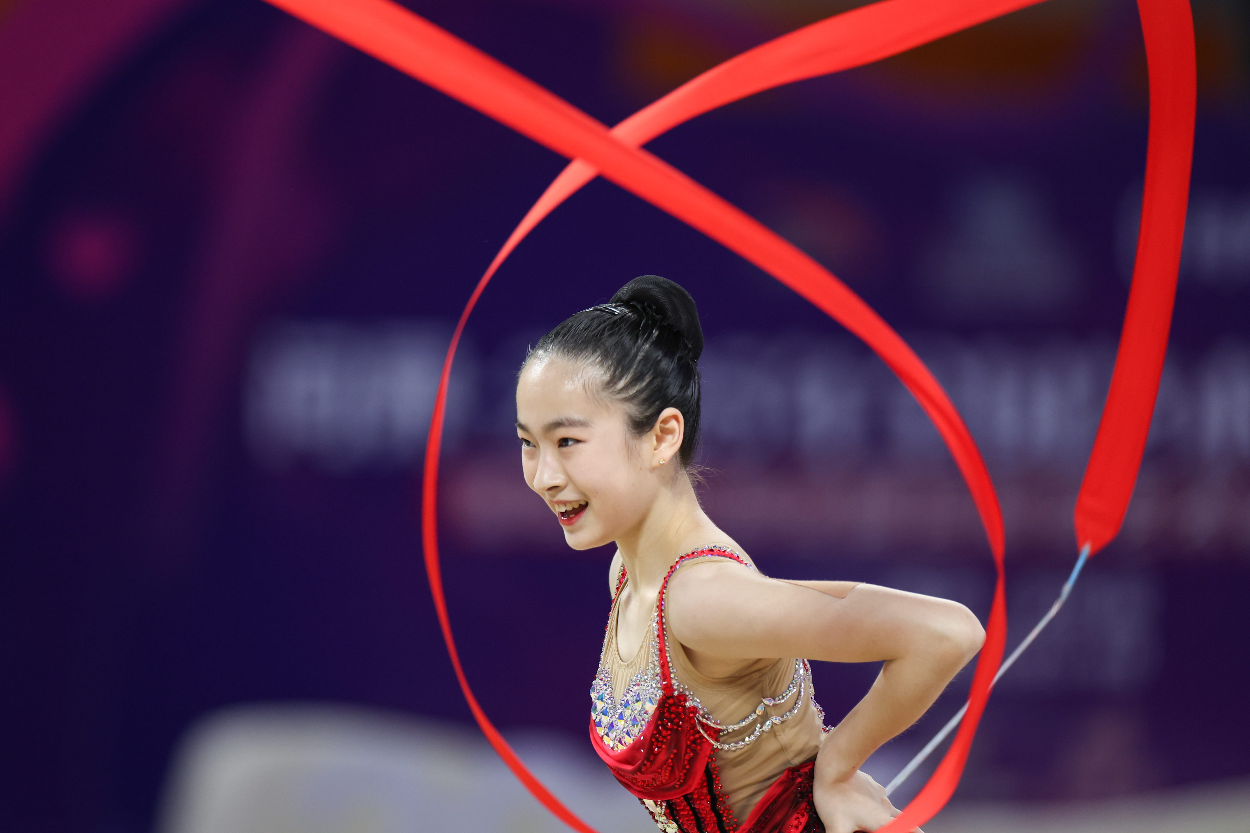 艺术体操项目惊险上演，精湛演技动人