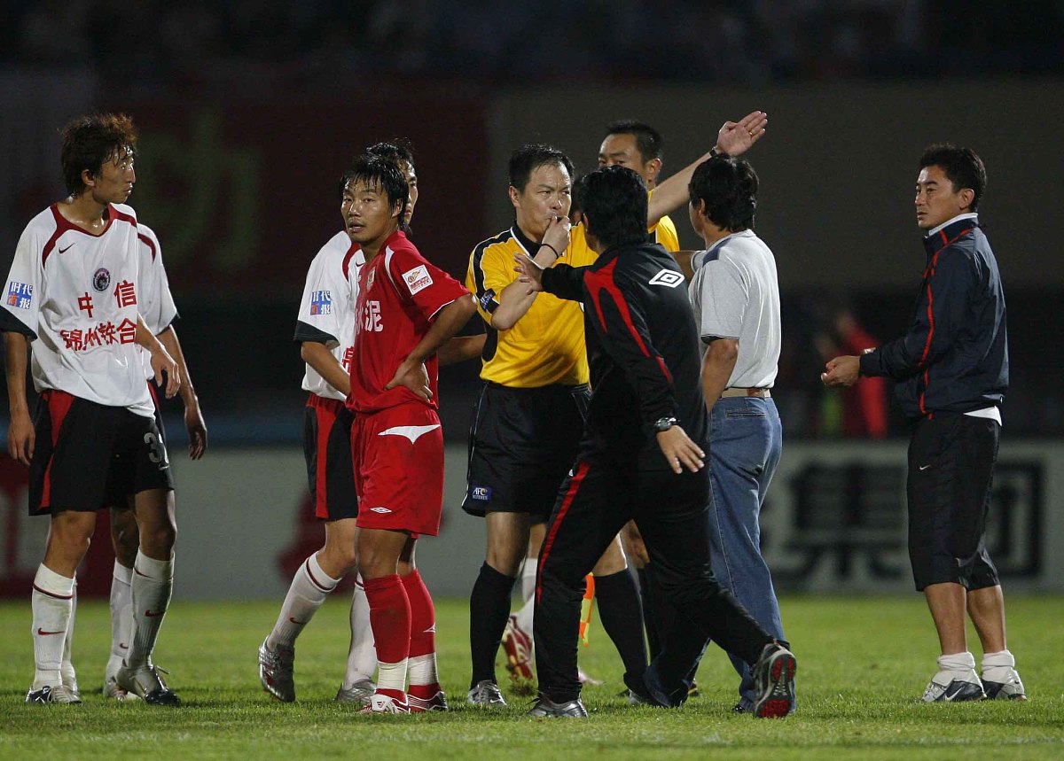 比赛场上实力对抗,球员展现拼搏精神 比赛场上实力对抗,球员展现拼搏精神