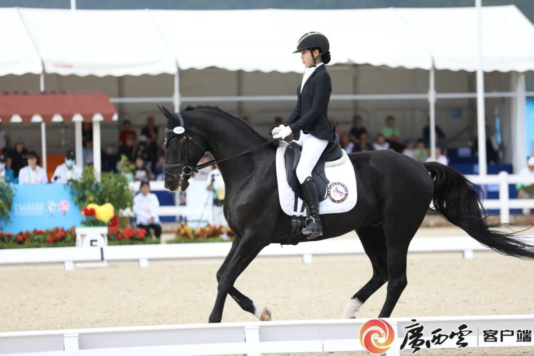 中国马术选手极力求生，终获亮眼表现