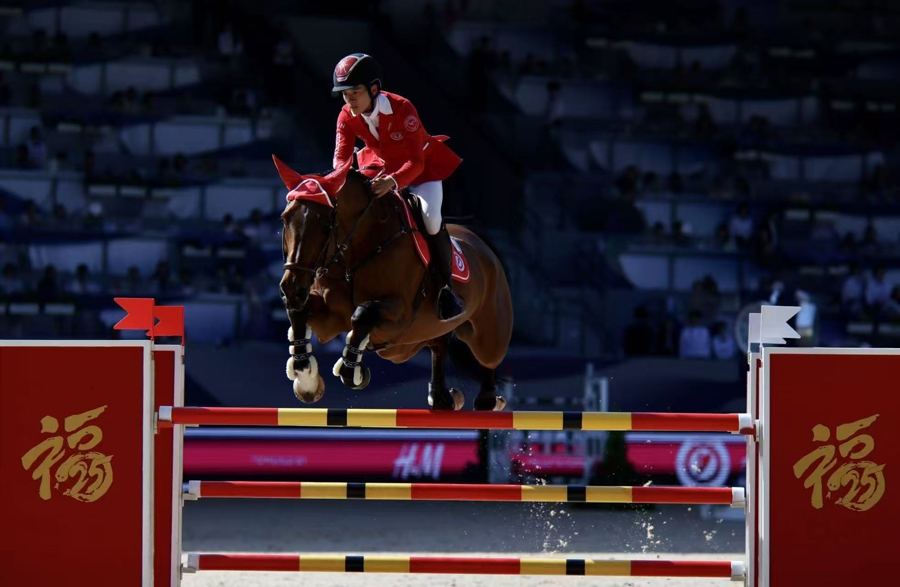 中国马术选手极力求生，终获亮眼表现