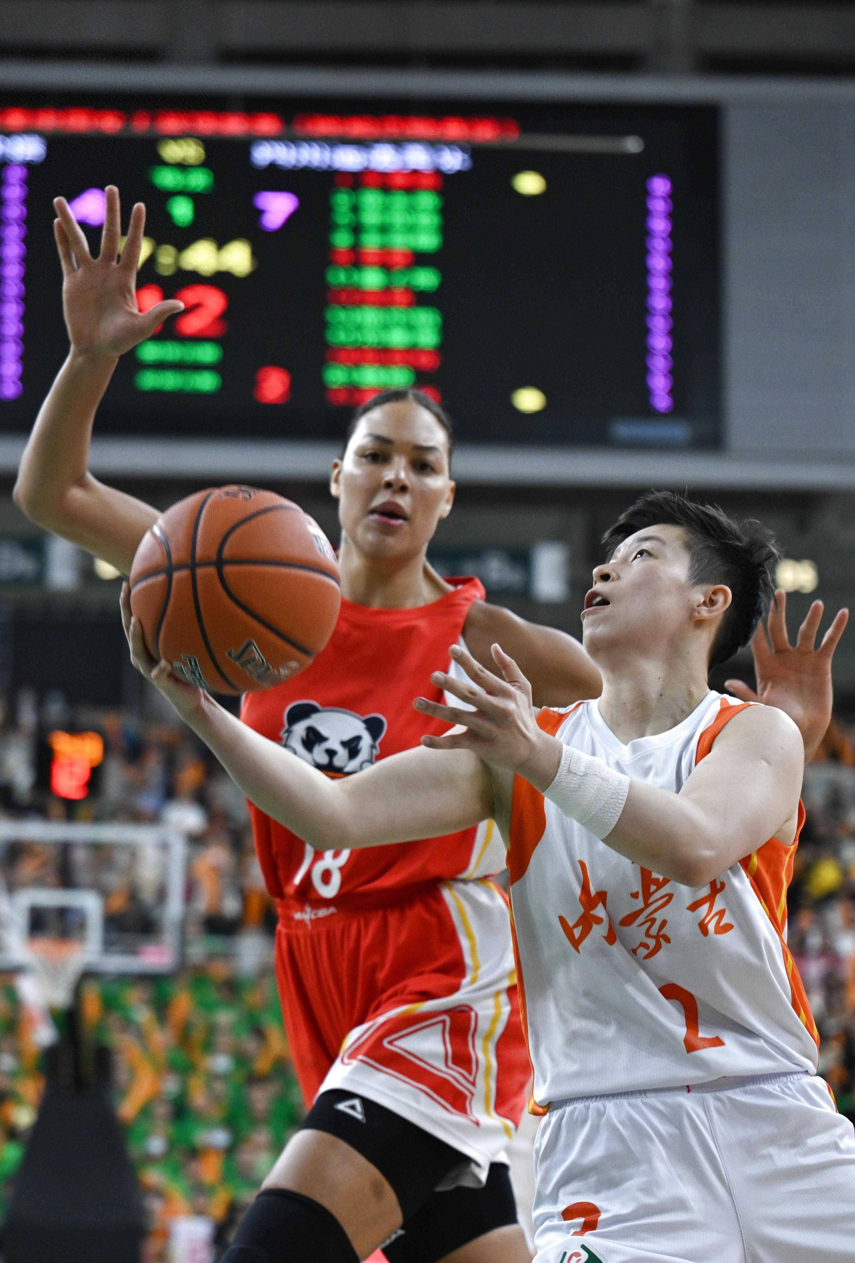 精彩的篮球赛事给球迷留下深刻印象