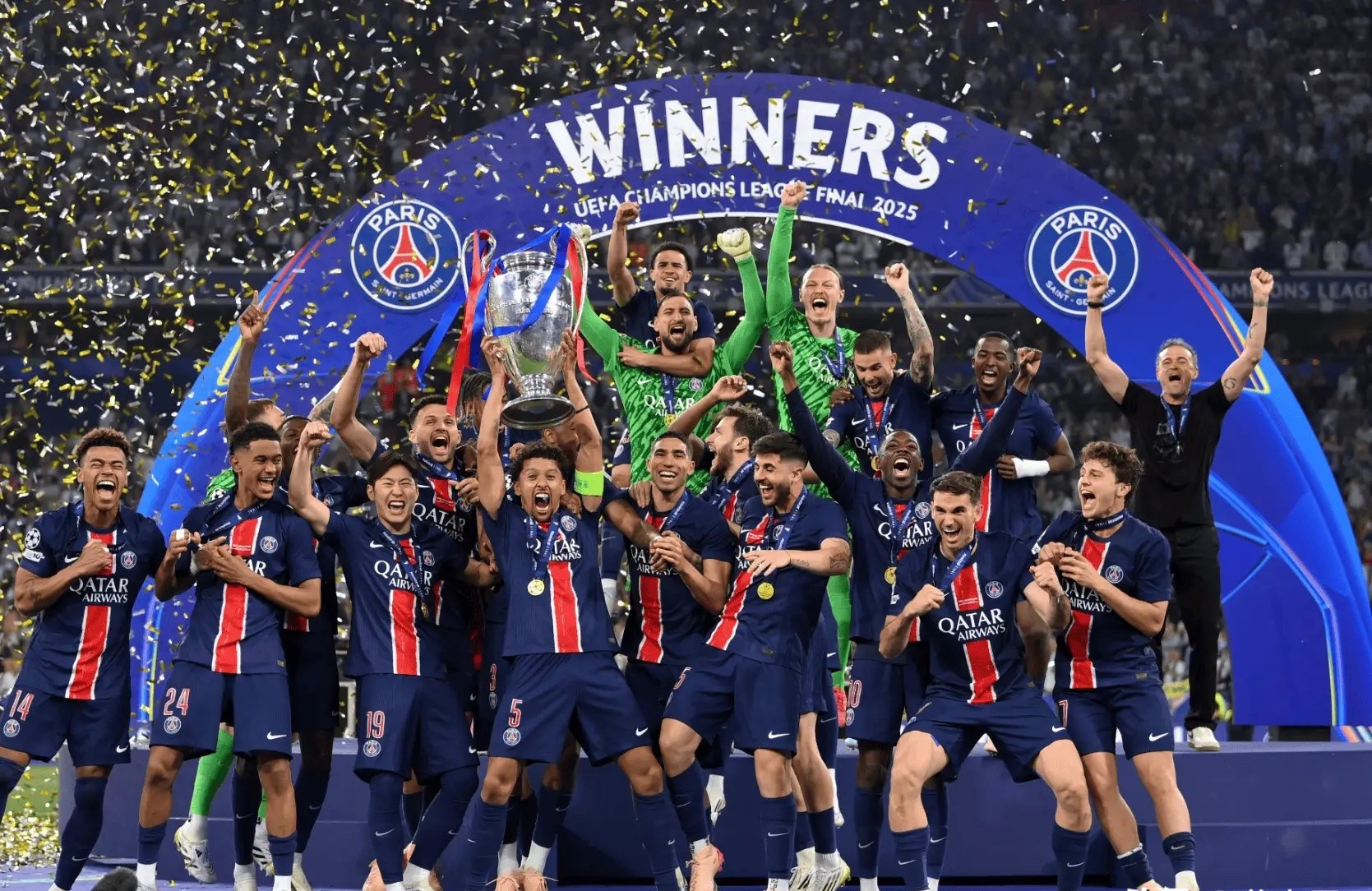 包含法兰克福球迷热情喝彩，助力球队争取胜利的词条