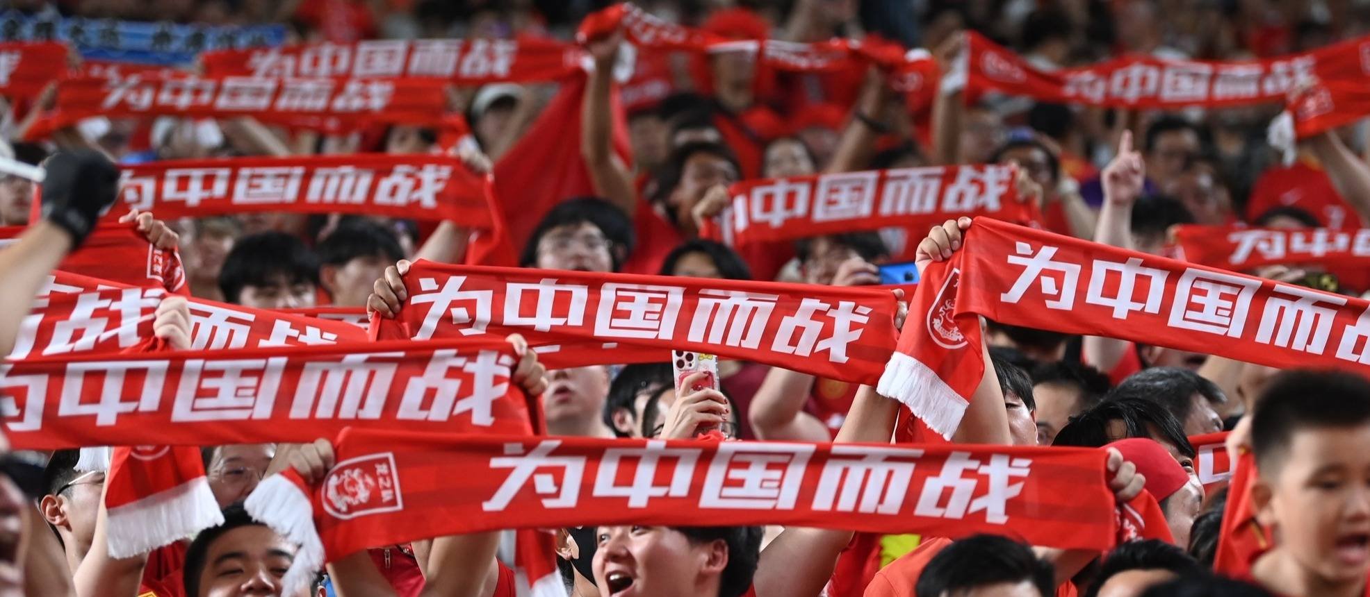 国内足球联赛竞争激烈，球队斗志昂扬的简单介绍