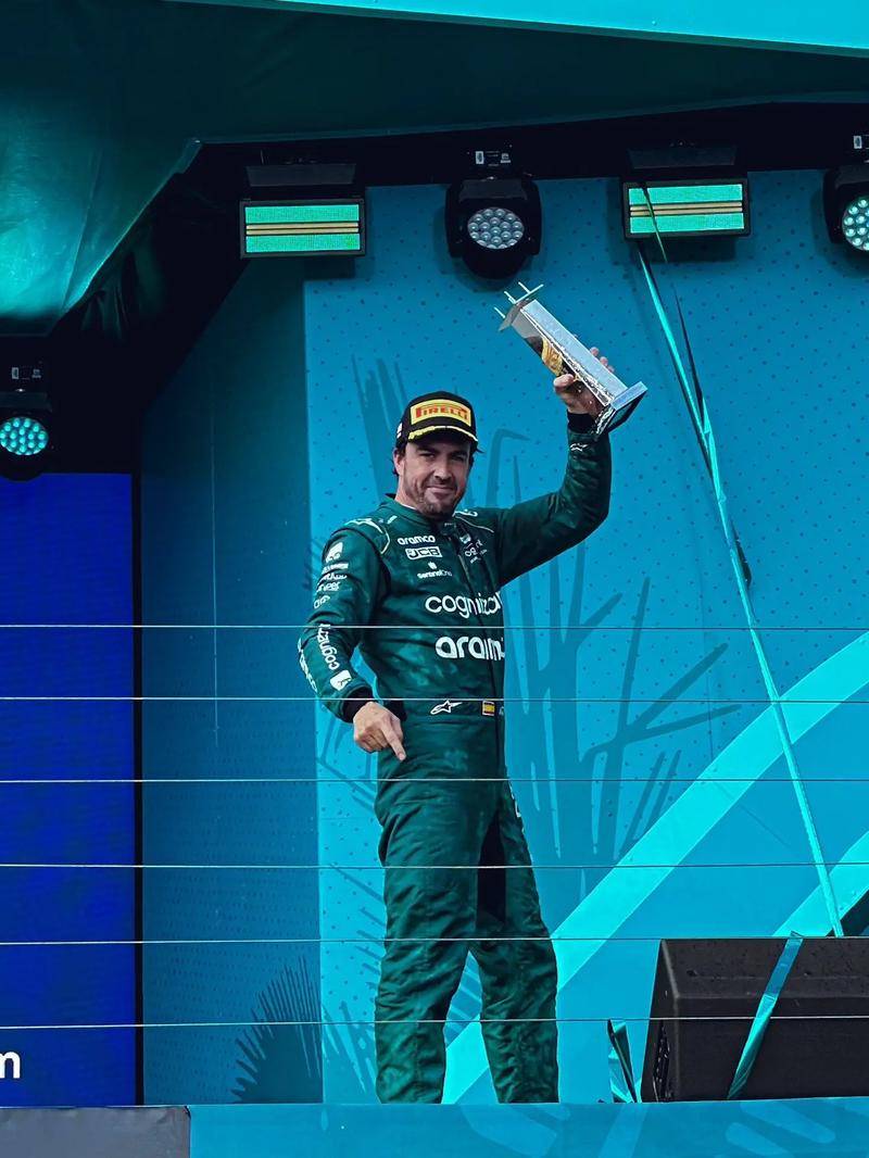 迈凯伦横扫红牛车队,阿隆索扛起全队的简单介绍 迈凯伦横扫红牛车队,阿隆索扛起全队的简单介绍